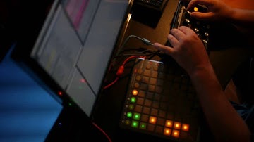 Moog Minitaur Demo Jam: DAF - Der Mussolini