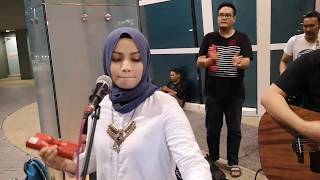 Umpan Jinak Di Air Tenang (Ahmad Jais) - Busking Session The Curve Damansara