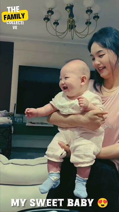 Mom and daf enjoying playing with the baby with balloons😍😍 cute moment