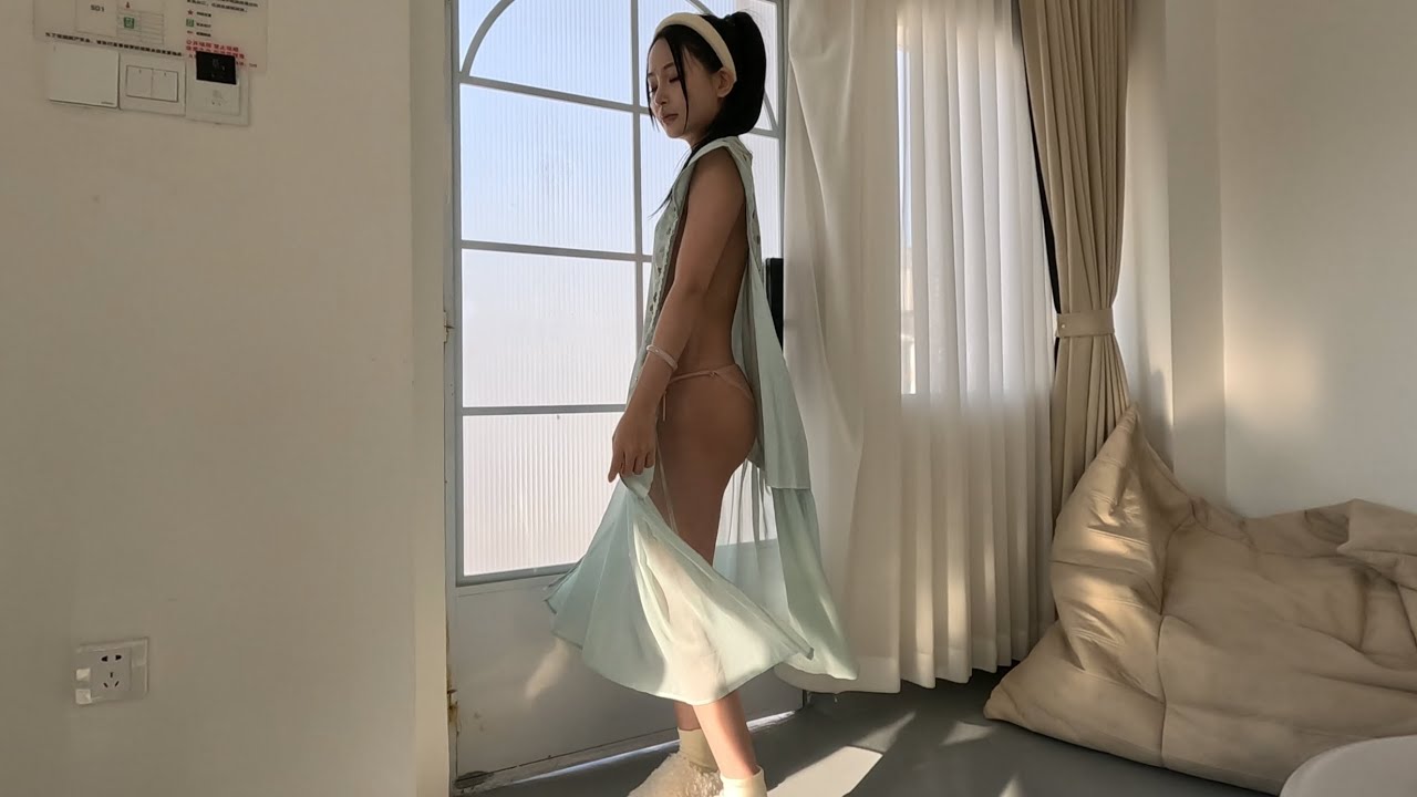 美美可爱的蛋蛋在民宿拍摄我们proudfox设计的夏季经典款两片式连衣裙