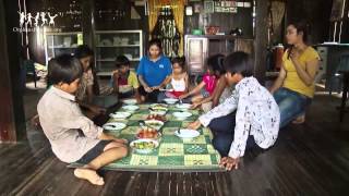 Yang satu bertugas mengamankan, sementara yang lain memancing.