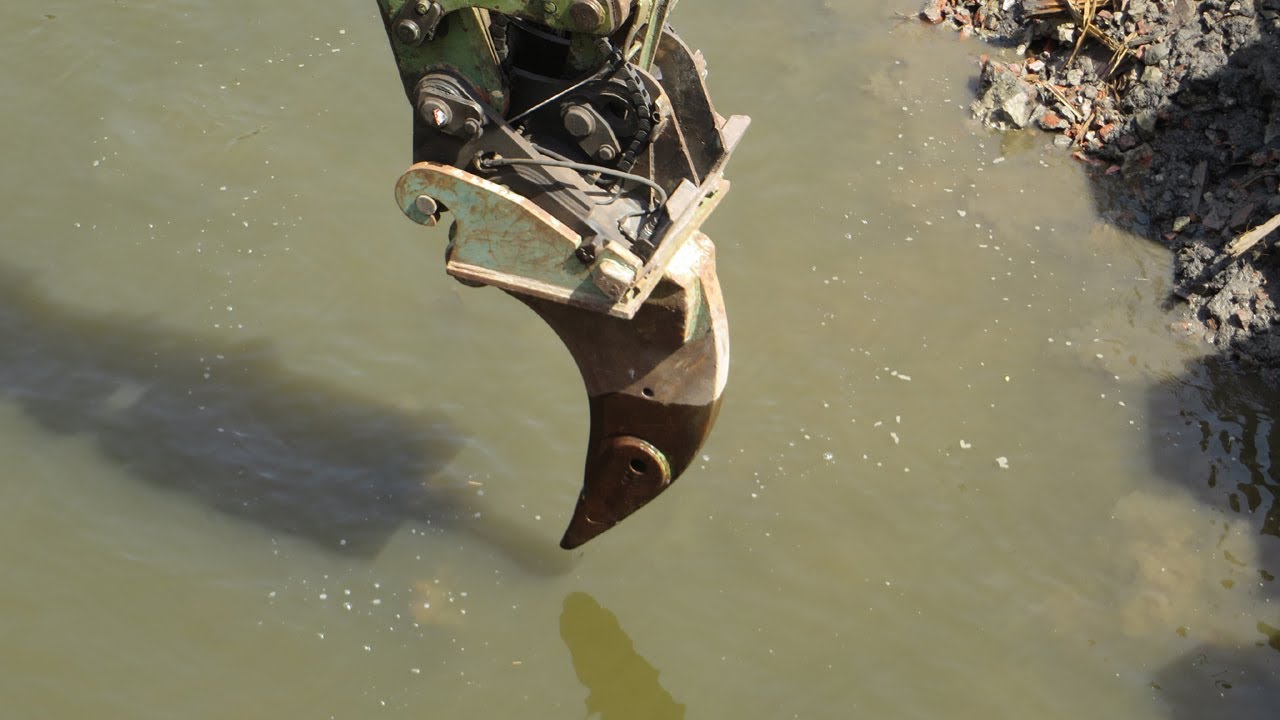 Bagger ATLAS 1804LC mit Reißzahn und Greiflöffel beim ziehen von Pfählen, Teil 1 - Soeren66
