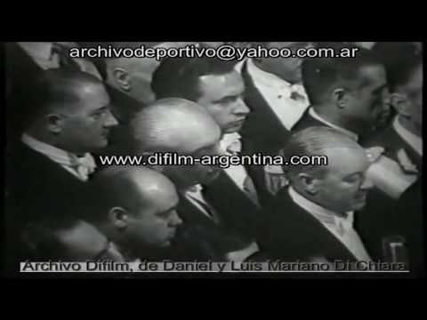 Bs. As.: Vistas generales del acto donde asume el Dr. Arturo Frondizi como Presidente de la NaciÃ³n, en el recinto de la CÃ¡mara de Diputados. Seguidamente lo hace el Vicepresidente de la NaciÃ³n, Dr. Alejandro Gomez. Vistas generales del Presidente Frondizi leyendo su primer mensaje. Vistas generales del Presidente Frondizi retirÃ¡ndose del Congreso de la NaciÃ³n y desplazÃ¡ndose en el automÃ³vil presidencial hacia la Casa Rosada. Vistas generales de la ceremonia donde el Presidente saliente, Teniente General Pedro Eugenio Aramburu, le coloca los atributos simbÃ³licos. Seguidamente juran los nuevos ministros de Interior, Alfredo Roque Vitolo; de Relaciones Exteriores y Culto, Carlos A. Florit; de Defensa Nacional, Gabriel Del Mazo; de Asistencia Social y Salud Publica, HÃ©ctor V. NoblÃ­a; de Guerra, General HÃ©ctor Solanas Pacheco; de Marina, Contralmirante Adolfo Estevez; de AeronÃ¡utica, Comodoro Roberto Huerta; y de EconomÃ­a, Emilio Donato Del Carril. Vistas generales de las autoridades presenciando un desfile militar desde un palco instalado en el frente de la Casa de Gobierno. (Noticiero CinematogrÃ¡fico Argentino) Codigo: V1340