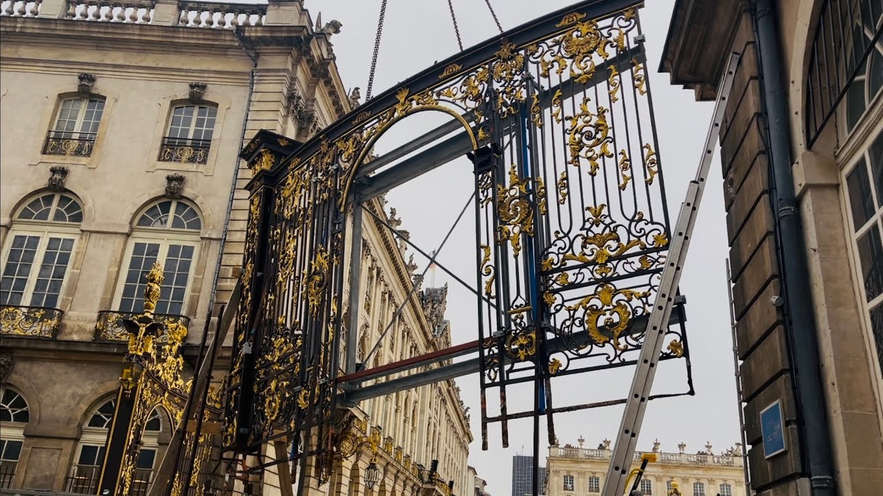 Deux grilles emblématiques des "portes d'or" de la Place Stanislas retirées