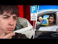 FINGE DI ESSERE DISABILE PER USARE IL PARCHEGGIO..