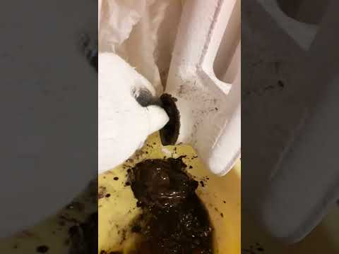 Чистка чугунной батареи.