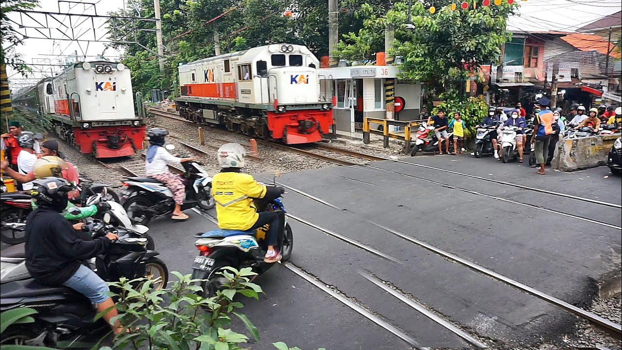 🔴Panik Sibuknya perlintasan gang Sentiong padat pengendara kereta ngebut sudah dekat