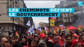 Des milliers de cheminots défient le gouvernement dans la rue