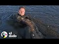 Hombre se sumerge en lodo para salvar a un guila beb  el dodo