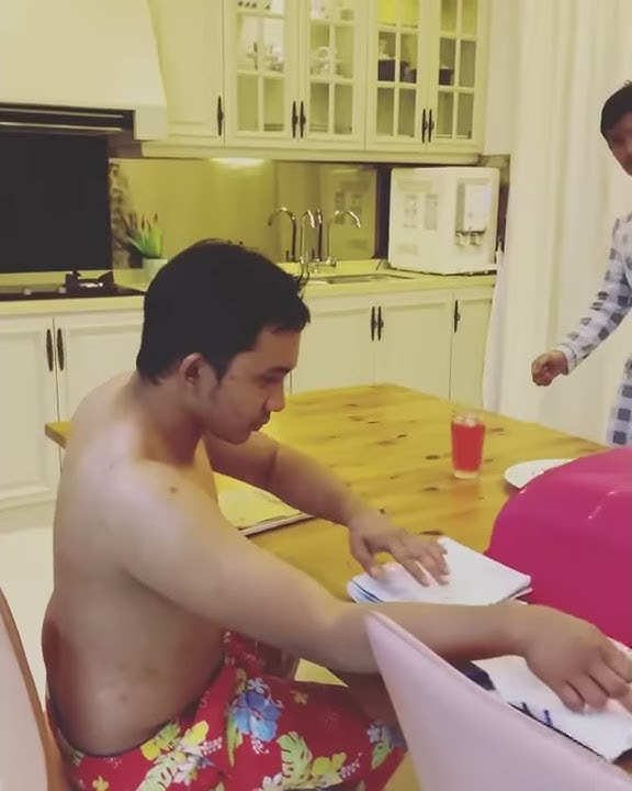 azal tunggu azil sampai habis makan