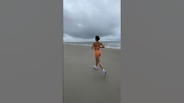 GRWM for a beach run 🏃🏼‍♀️💕✨ #grwm #morninghabits #healthylifestyle #morningvlog