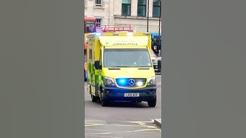 Two tons siren 🇬🇧 London ambulance responding
