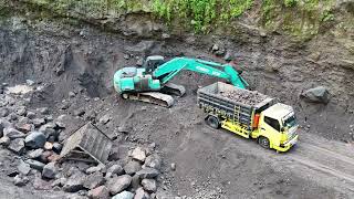 Excavators work in sand mining|excavators dig sand and load it onto dump trucks