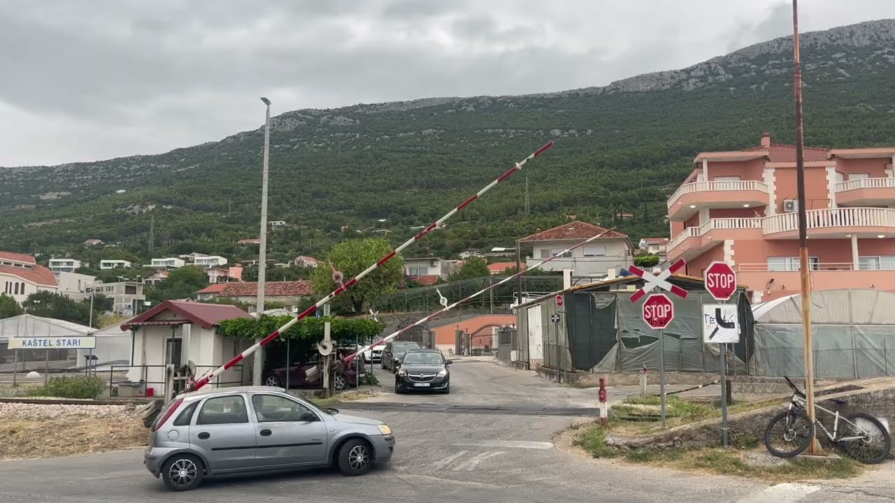 Spoorwegovergang Kaštel Stari (HR) // Željeznički Prijelaz // Railroad Crossing