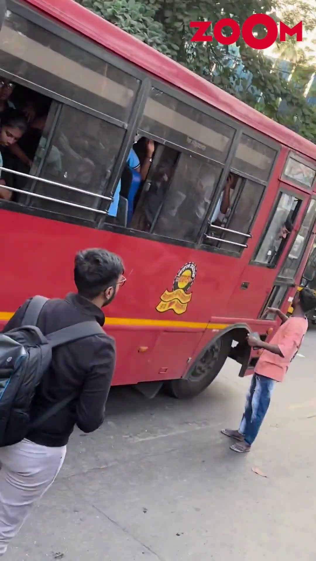 Amitabh Bachchan GREETS a huge number of fans outside his residence #amitabhbachchan #shorts