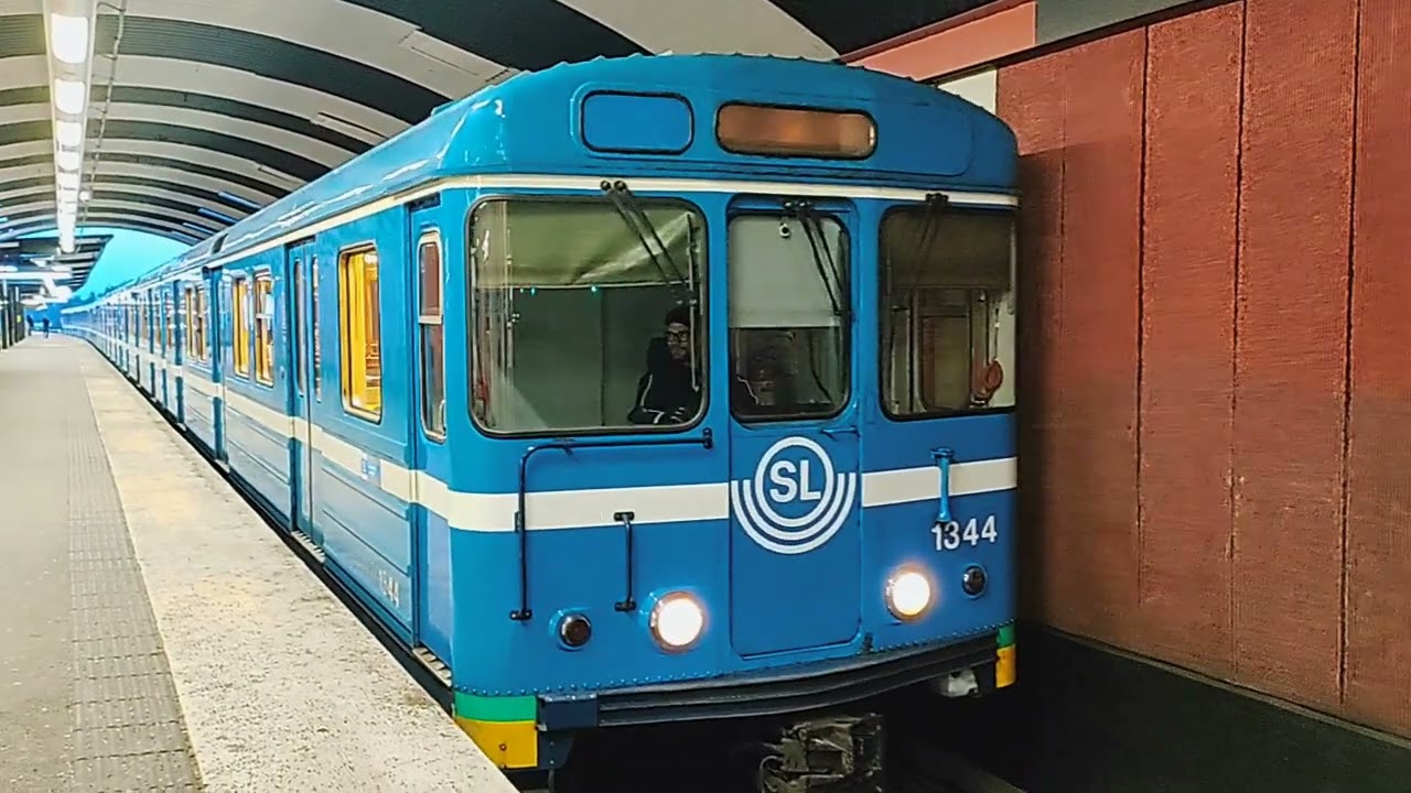 C6/C14 tunnelbana mot Sätra vid Ropsten, 23 Mars 2023.