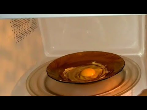 Vídeo: Como Cozinhar Rapidamente Uma Omelete E Ovos Fritos No Micro-ondas