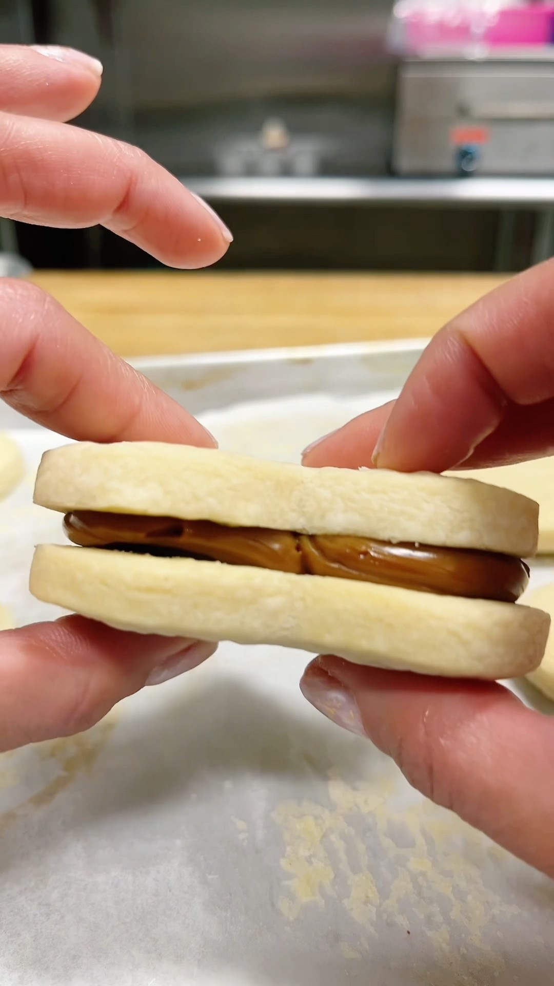 EASY HEART SHAPE DULCE DE LECHE SANDWICH ALFAJORES #dessert #alfajores #valentinesday #cookies