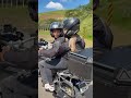 Mulher dorme na garupa de moto e cena inusitada chama a atenção