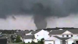 【恐怖!!】住宅街で突然竜巻発生の瞬間!!逃げて!! Amazing Crazy Tornado