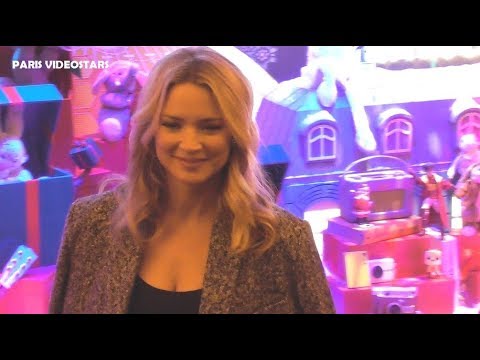 Virginie Efira Pauline Lefevre Le 20 Novembre 2019 Inauguration Vitrines De Noel Galeries Lafayette Youtube