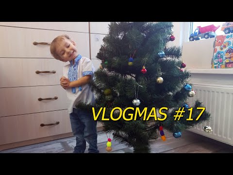 Vlogmas #17 / #Shorts / Богдан сам украшает ёлку