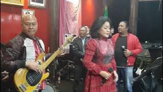 KOLABORASI IRINGI ISTRI GUNAKAN GITAR BAS NYANYIKAN LAGU 'SARIBU TAON' - COVER