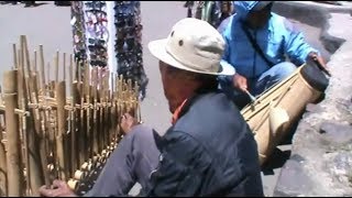 Pengunjung Melongo Melihat Cara Main Bapak Penjual Angklung ini