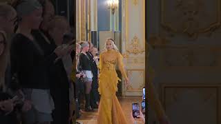 Défilé House of Poulton à Paris : minimalisme, force et caractère.#HouseOfPoulton #ModeParis