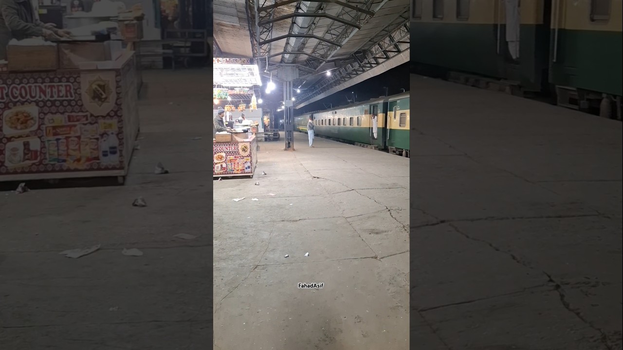 37up Fareed Express arriving Rohri Junction