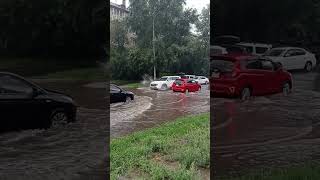 6.08.23 Екатеринбург местами затапливает после сильных дождей. Ливневая канализация не справляется.