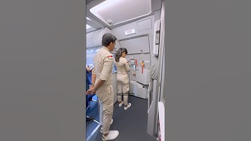 Pramugari Cantik Super Air Jet Saat Buka Pintu Pesawat Airbus A320-200