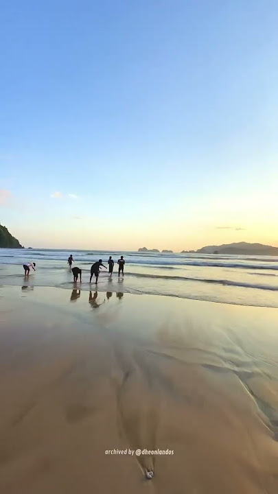 Menikmati Sunset Pantai Pulau Merah Banyuwangi