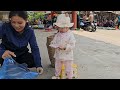 Harvest melons to sell the daily life of a single mother and child