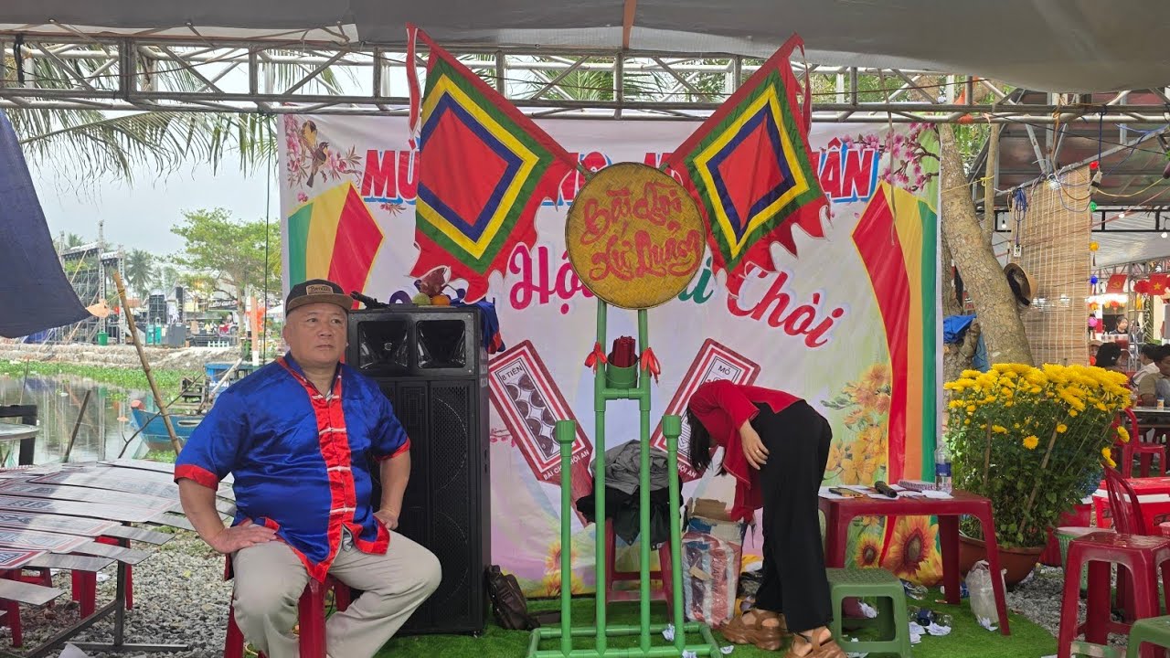 Cô ca sỹ nổi tiếng hát bài chòi cực hay tại Quảng Nam, ai nge cũng hũng say mê với chất giọng vàng