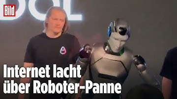 Moskau: Russischer KI-Roboter „Aidol“ torkelt über Bühne und kippt um