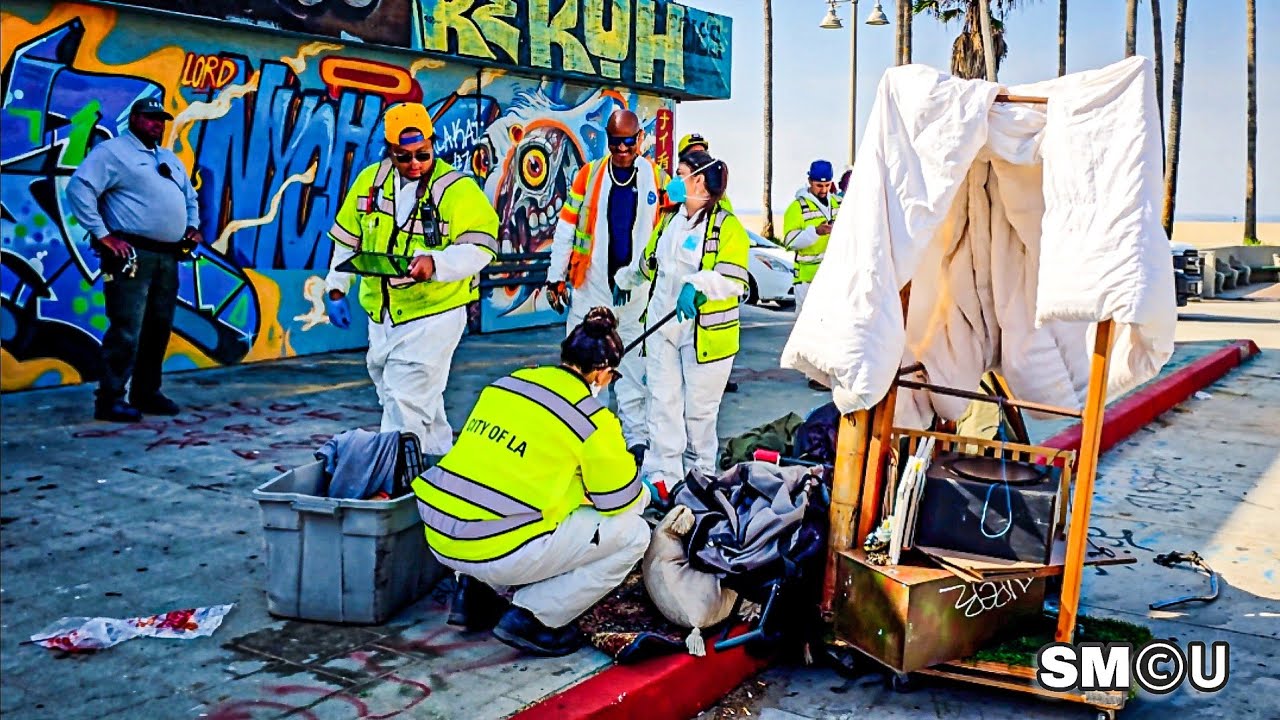 𝗕𝗢𝗔𝗥𝗗𝗪𝗔𝗟𝗞 𝗦𝗪𝗘𝗘𝗣: Park Rangers and LAPD Oversee Encampment Cleanup at Park Avenue