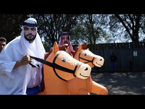 مشهد تمثيلي لطاغية البحرين ونجله على الخيول خلال وقفة احتجاجية أمام قلعة ويندسور