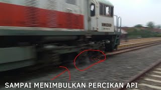 detik-detik kereta api Serayu mengeluarkan percikan api dan asap di bagian roda nya