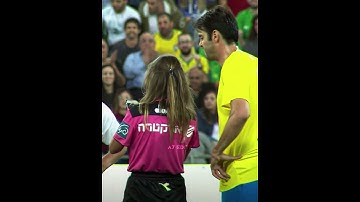 She gave Kaká a yellow card for taking a selfie with him 😂❤️‍🩹