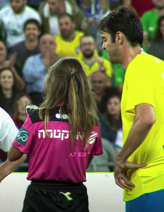 She gave Kaká a yellow card for taking a selfie with him 😂❤️‍🩹