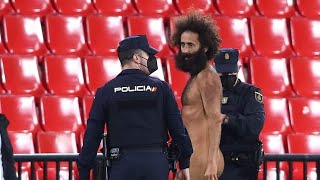 Naked pitch invader in Granada vs ManU 😂