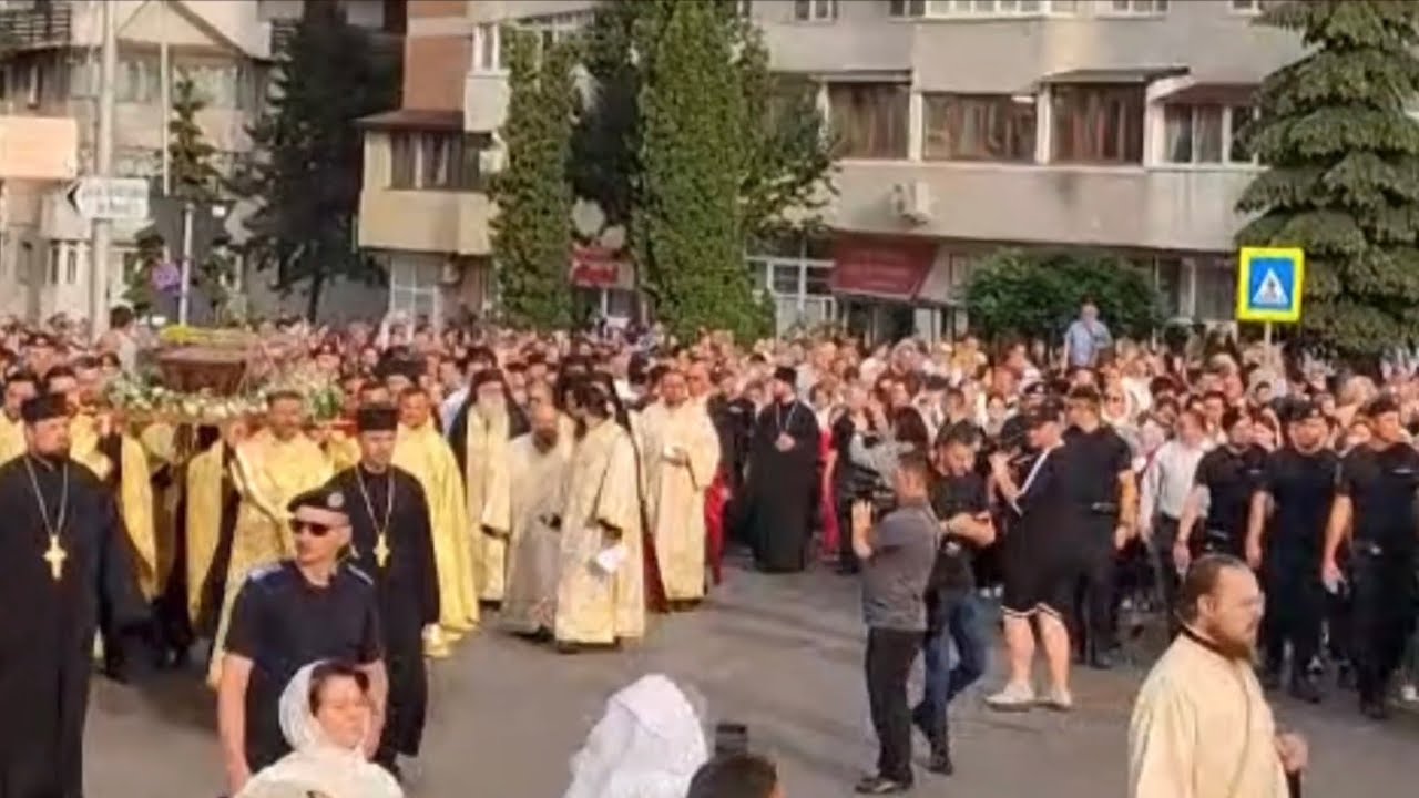O mare de oameni la Pelerinajul “Calea Sfântului” - procesiunea de la Suceava cu moaștele Sf. Ioan