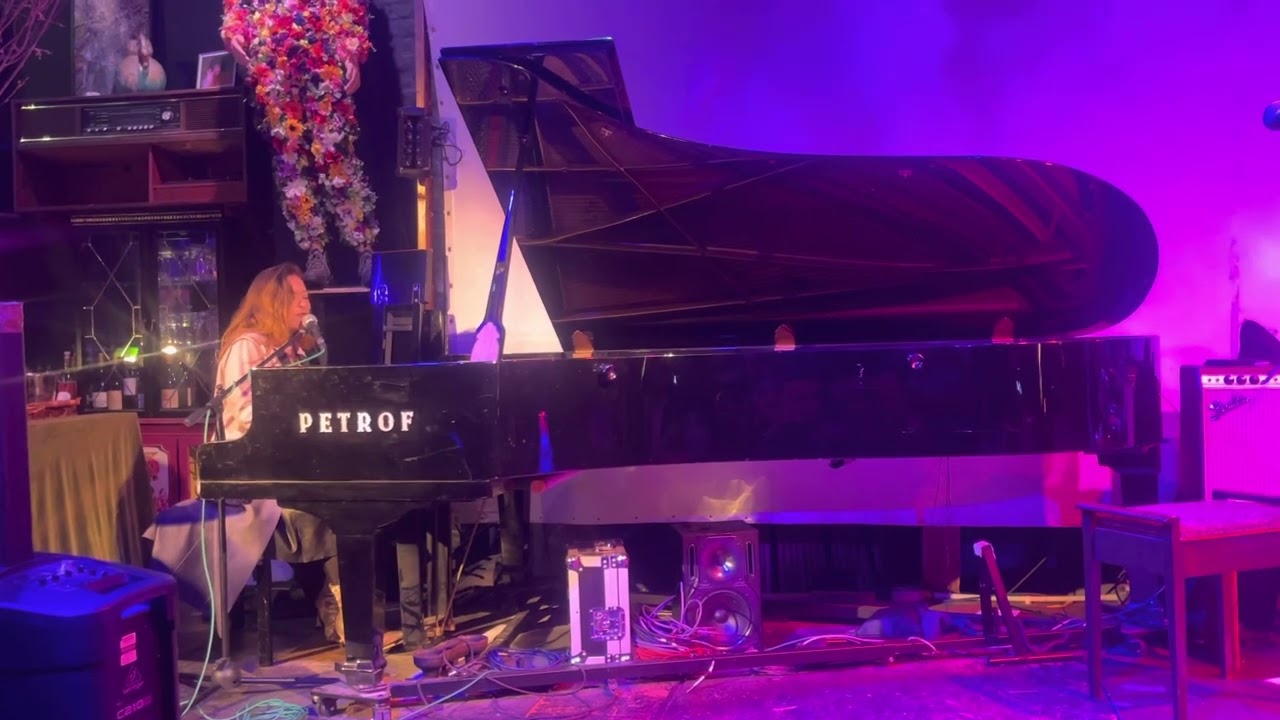 Mira Saviour - Ilana Lorraine (Live at “Singers” TAM London en YouTube Mira Saviour - Ilana Lorraine (Live at “Singers” TAM London en YouTube