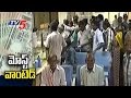 People fight in banks for withdrawing money; fisticuffs