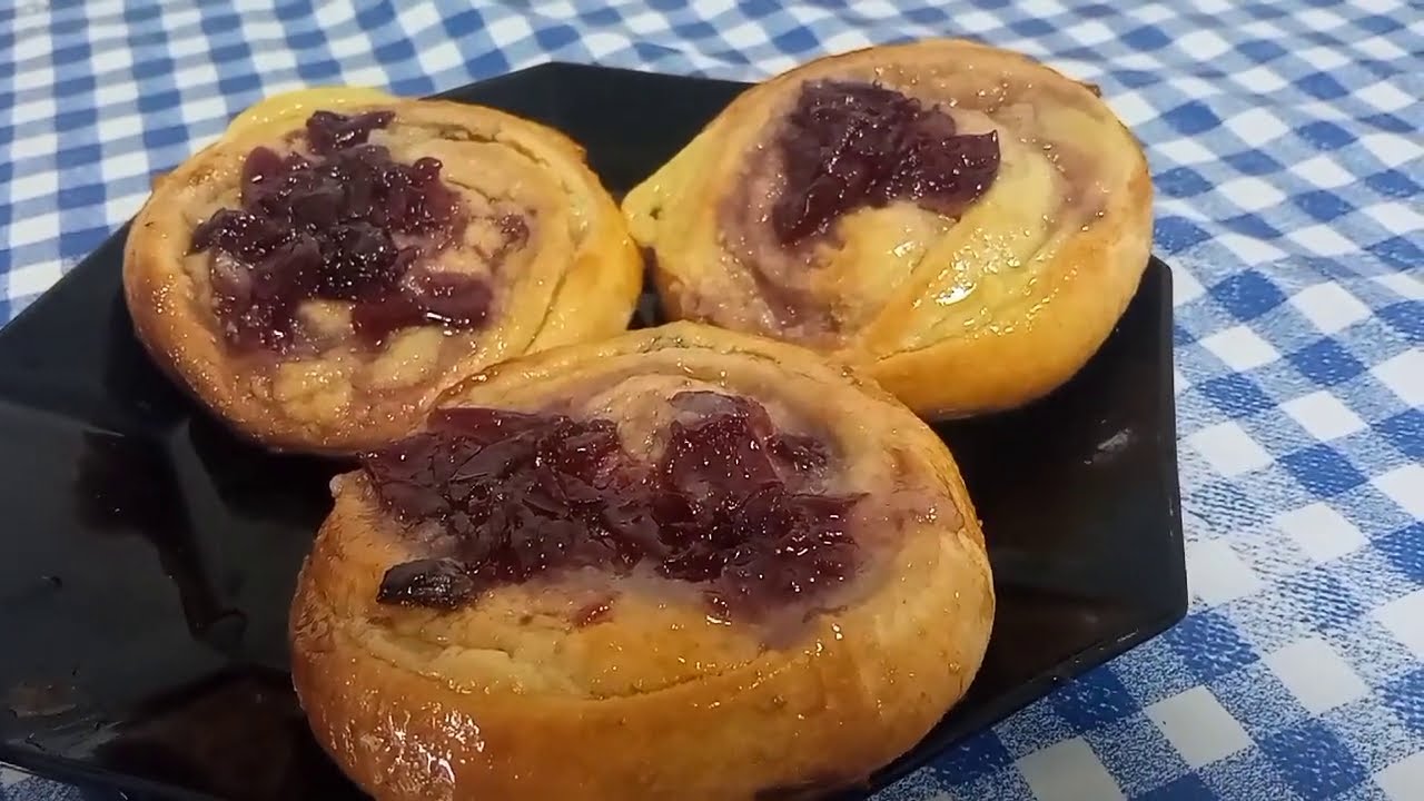 עוגיות דניש במילוי קרם קסטרד דובדבנים וצימוקים