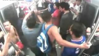 Detienen a aficionados de Cruz Azul por desmanes en el Metro