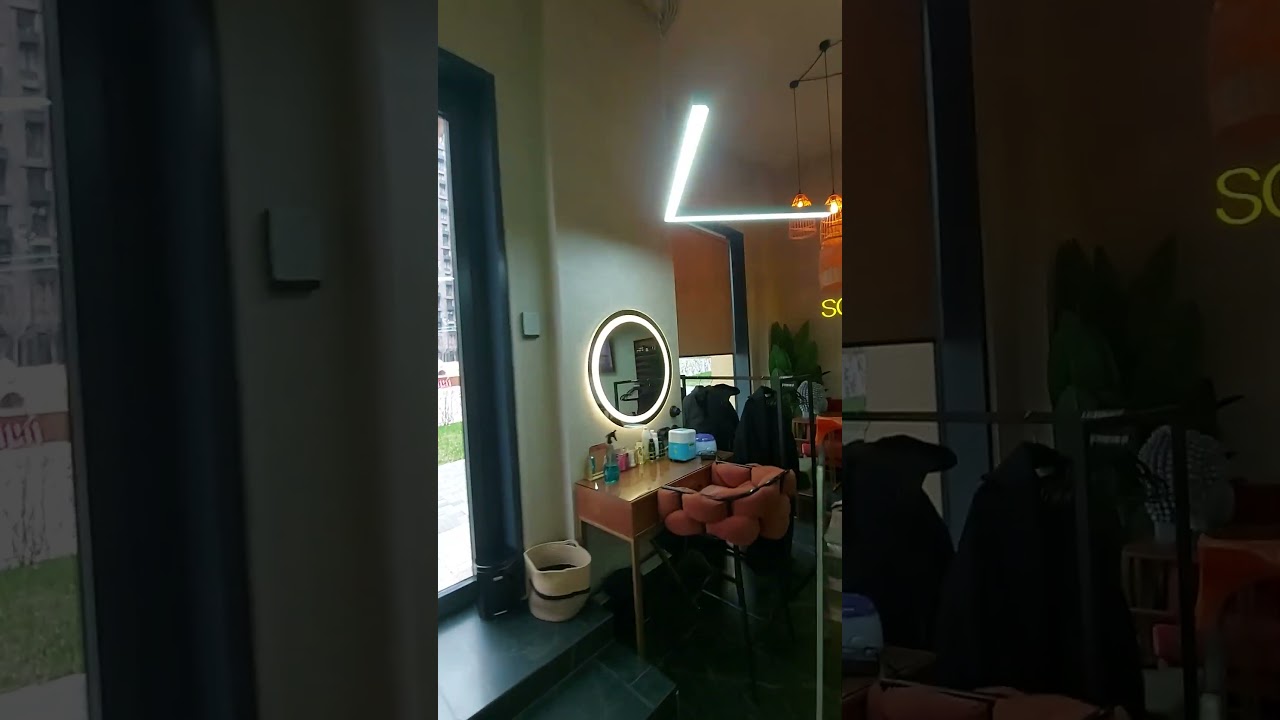 Рулонная штора Люкс (Coulisse). Ткань Респект блэкаут темно-бежевый. Салон красоты Soda 