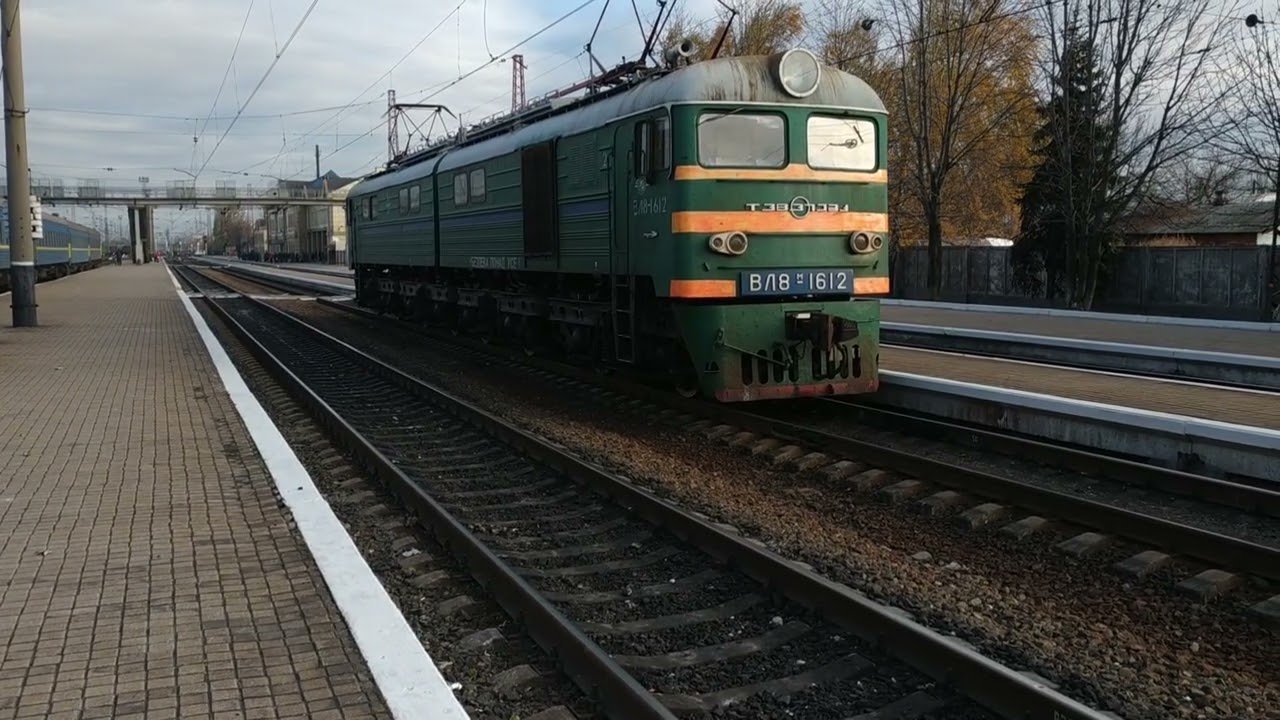 ВЛ8м - 1612  останавливается перед светофором