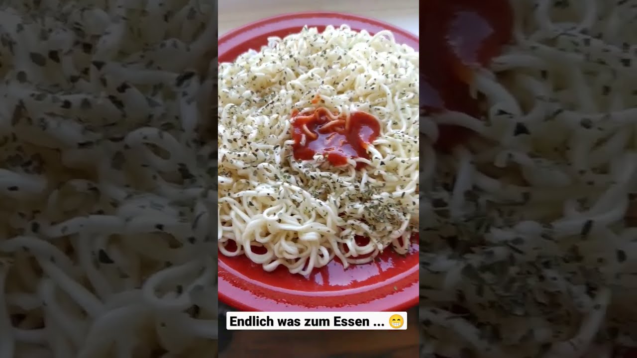 Endlich was zum Essen. Nils hat Hunger. Mie Nudeln mit scharfer Chili ...